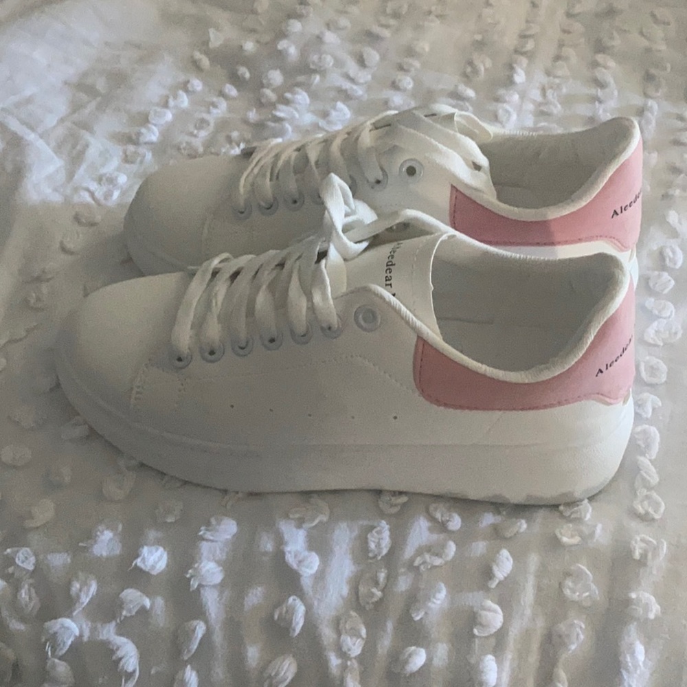 Platform running shoes